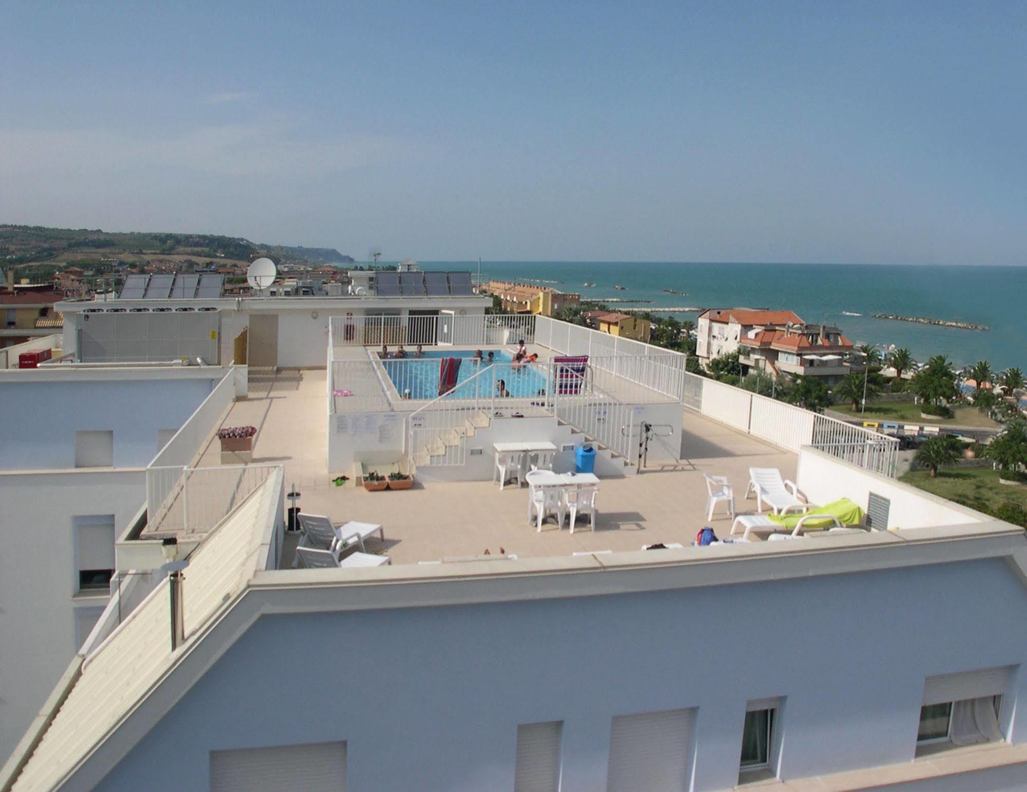 Residence I Delfini Cupra Marittima Bagian luar foto