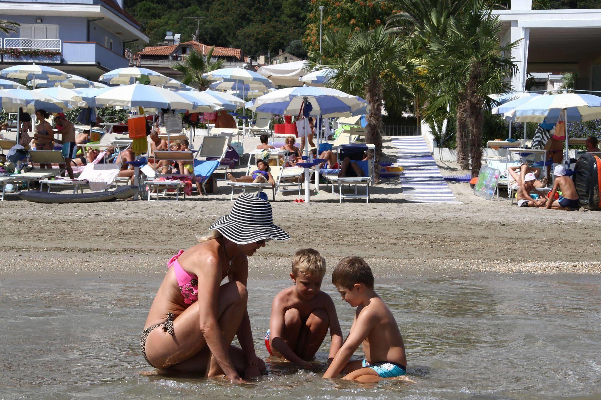 Residence I Delfini Cupra Marittima Bagian luar foto