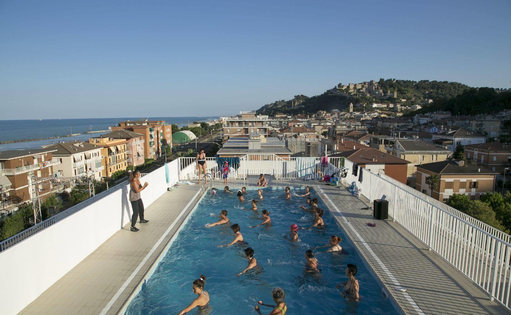 Residence I Delfini Cupra Marittima Bagian luar foto